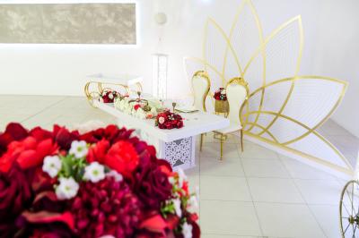 Buffet élégant avec une présentation variée de bouchées salées et sucrées sur des plateaux dorés en salle lumineuse.