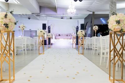 Buffet élégant avec une présentation variée de bouchées salées et sucrées sur des plateaux dorés en salle lumineuse.