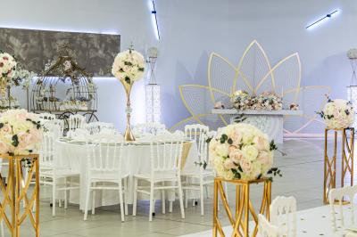 Buffet élégant avec une présentation variée de bouchées salées et sucrées sur des plateaux dorés en salle lumineuse.