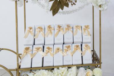 Buffet élégant avec une présentation variée de bouchées salées et sucrées sur des plateaux dorés en salle lumineuse.