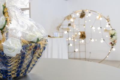 Buffet élégant avec une présentation variée de bouchées salées et sucrées sur des plateaux dorés en salle lumineuse.