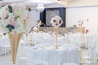 Buffet élégant avec une présentation variée de bouchées salées et sucrées sur des plateaux dorés en salle lumineuse.