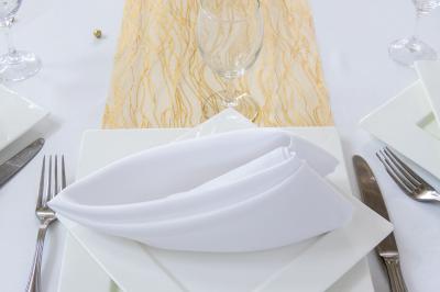 Buffet élégant avec une présentation variée de bouchées salées et sucrées sur des plateaux dorés en salle lumineuse.