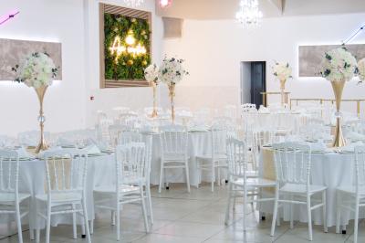 Buffet élégant avec une présentation variée de bouchées salées et sucrées sur des plateaux dorés en salle lumineuse.