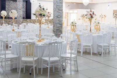 Buffet élégant avec une présentation variée de bouchées salées et sucrées sur des plateaux dorés en salle lumineuse.