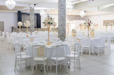 Buffet élégant avec une présentation variée de bouchées salées et sucrées sur des plateaux dorés en salle lumineuse.