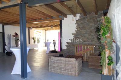 Voiture ancienne blanche décorée de fleurs blanches, stationnée sur un chemin près de vignes et d'un arbre.