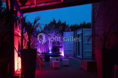 Voiture ancienne blanche décorée de fleurs blanches, stationnée sur un chemin près de vignes et d'un arbre.