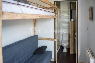 Voiture ancienne blanche décorée de fleurs blanches, stationnée sur un chemin près de vignes et d'un arbre.