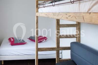 Voiture ancienne blanche décorée de fleurs blanches, stationnée sur un chemin près de vignes et d'un arbre.