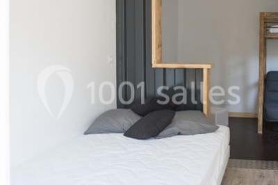 Voiture ancienne blanche décorée de fleurs blanches, stationnée sur un chemin près de vignes et d'un arbre.