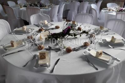 Chambre avec un lit double, tête de lit noire, tables de chevet, mur bleu et mobilier sombre sur un sol en parquet clair.