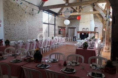 Chambre avec un lit double, tête de lit noire, tables de chevet, mur bleu et mobilier sombre sur un sol en parquet clair.