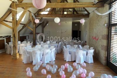 Chambre avec un lit double, tête de lit noire, tables de chevet, mur bleu et mobilier sombre sur un sol en parquet clair.