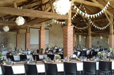 Chambre avec lits superposés en bois, parquet, papier peint floral, accès à une salle de bain et vue sur un jardin.