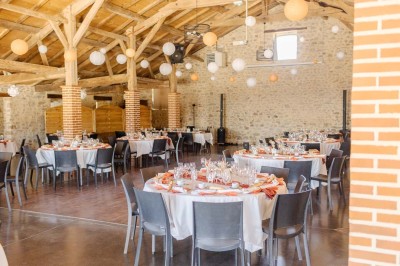 Chambre avec lits superposés en bois, parquet, papier peint floral, accès à une salle de bain et vue sur un jardin.