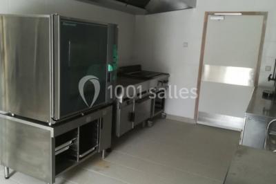 Chambre avec lits superposés en bois, parquet, papier peint floral, accès à une salle de bain et vue sur un jardin.