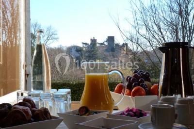 Salle de réception avec une piste de danse, une table dressée à gauche et un équipement de sonorisation au centre.