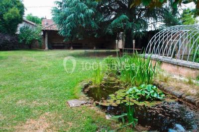 Salle de réception avec une piste de danse, une table dressée à gauche et un équipement de sonorisation au centre.