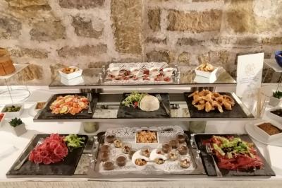 Salle de réception avec une piste de danse, une table dressée à gauche et un équipement de sonorisation au centre.
