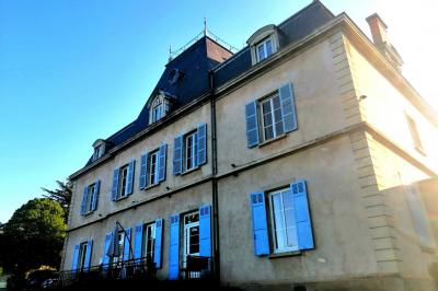 Salle de réception avec une piste de danse, une table dressée à gauche et un équipement de sonorisation au centre.