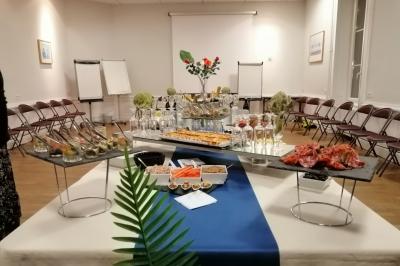 Salle de réception avec une piste de danse, une table dressée à gauche et un équipement de sonorisation au centre.