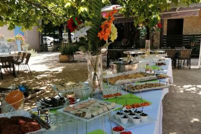Salle de réception avec une piste de danse, une table dressée à gauche et un équipement de sonorisation au centre.