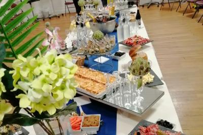 Salle de réception avec une piste de danse, une table dressée à gauche et un équipement de sonorisation au centre.
