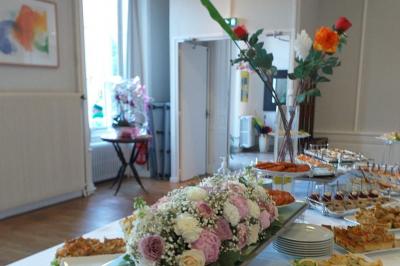 Salle de réception avec une piste de danse, une table dressée à gauche et un équipement de sonorisation au centre.