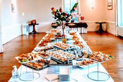Salle de réception avec une piste de danse, une table dressée à gauche et un équipement de sonorisation au centre.