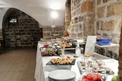 Salle de réception avec une piste de danse, une table dressée à gauche et un équipement de sonorisation au centre.