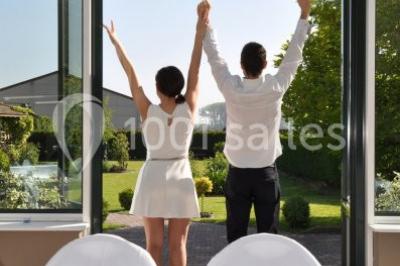 Plateau de fruits de mer et poissons décoré avec des crustacés, un requin et des éléments végétaux sur une table.