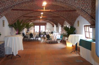 Plateau de fruits de mer et poissons décoré avec des crustacés, un requin et des éléments végétaux sur une table.