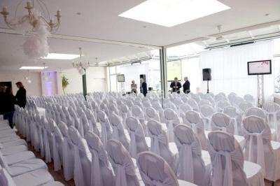 Plateau de fruits de mer et poissons décoré avec des crustacés, un requin et des éléments végétaux sur une table.
