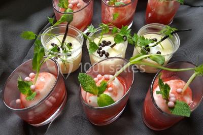 Plateau de fruits de mer et poissons décoré avec des crustacés, un requin et des éléments végétaux sur une table.