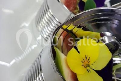 Plateau de fruits de mer et poissons décoré avec des crustacés, un requin et des éléments végétaux sur une table.