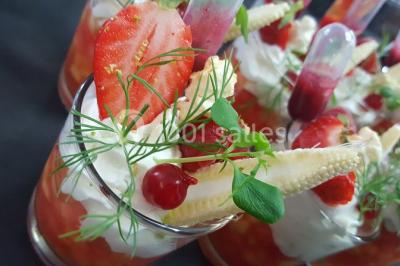 Plateau de fruits de mer et poissons décoré avec des crustacés, un requin et des éléments végétaux sur une table.