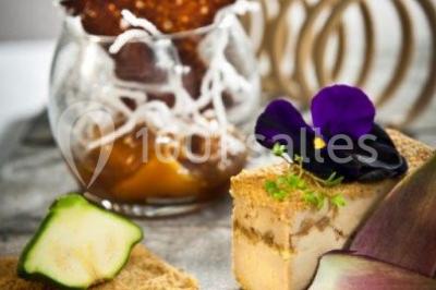 Plateau de fruits de mer et poissons décoré avec des crustacés, un requin et des éléments végétaux sur une table.