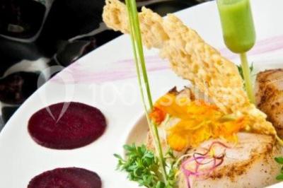 Plateau de fruits de mer et poissons décoré avec des crustacés, un requin et des éléments végétaux sur une table.