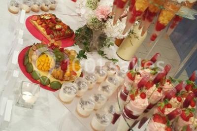 Plateau de fruits de mer et poissons décoré avec des crustacés, un requin et des éléments végétaux sur une table.