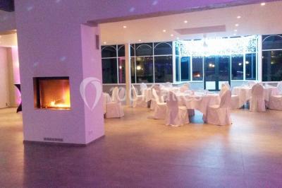 Plateau de bouchées apéritives variées avec macarons salés, canapés garnis et fleurs comestibles sur ardoise noire.