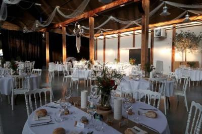 Des personnes se détendent dans une piscine extérieure avec vue sur un village et un clocher sous un ciel dégagé.
