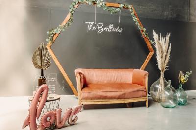 Des personnes se détendent dans une piscine extérieure avec vue sur un village et un clocher sous un ciel dégagé.