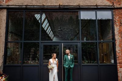 Des personnes se détendent dans une piscine extérieure avec vue sur un village et un clocher sous un ciel dégagé.