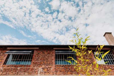 Des personnes se détendent dans une piscine extérieure avec vue sur un village et un clocher sous un ciel dégagé.