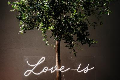 Des personnes se détendent dans une piscine extérieure avec vue sur un village et un clocher sous un ciel dégagé.