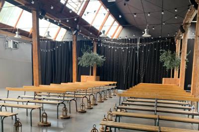 Des personnes se détendent dans une piscine extérieure avec vue sur un village et un clocher sous un ciel dégagé.