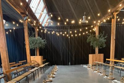 Des personnes se détendent dans une piscine extérieure avec vue sur un village et un clocher sous un ciel dégagé.