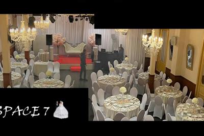 Salle sombre avec un public debout face à une scène éclairée où des musiciens jouent sous des projecteurs colorés.