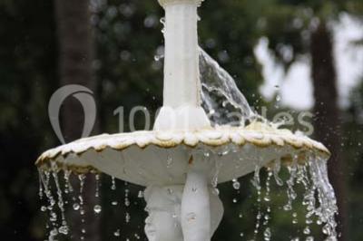 Salle de réception lumineuse avec des invités assis à des tables, discutant et partageant un repas.